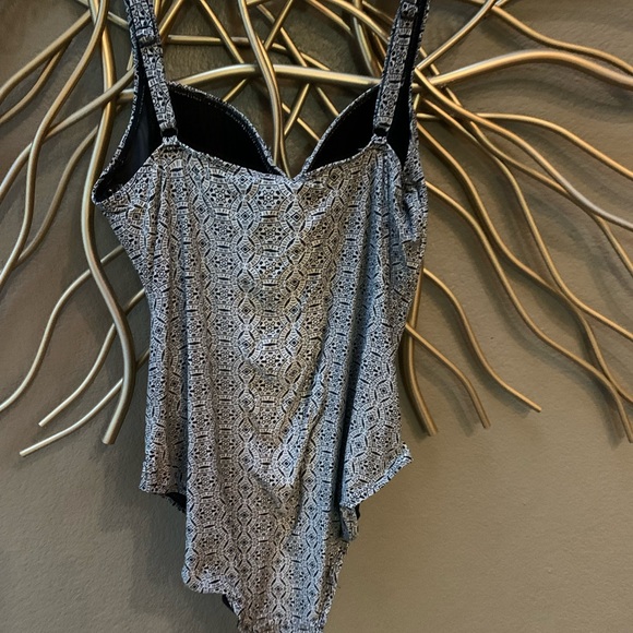 Ladies size 10 nip tuck swimsuit - Picture 2 of 4